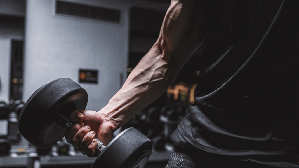 zoom sur un homme qui prends une haltère