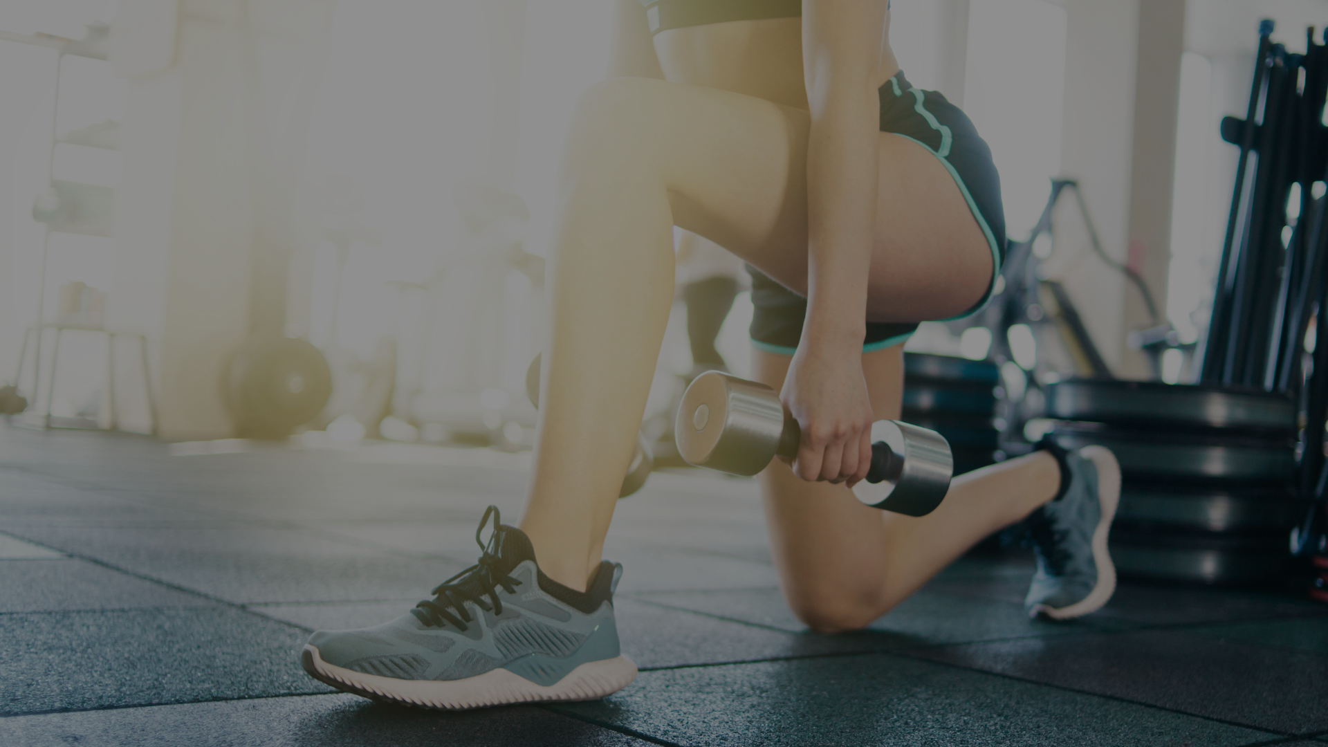 femme dans une salle de sport qui fait des fentes bulgares