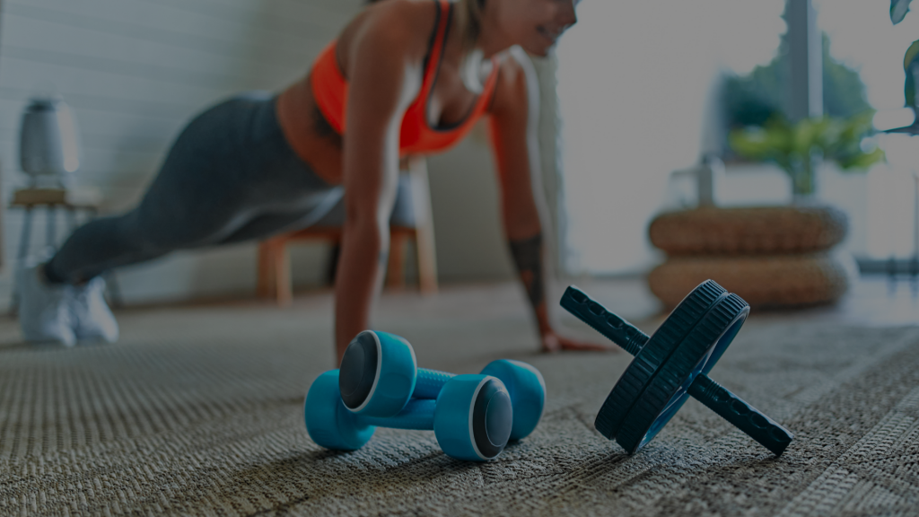 femme fait des pompes