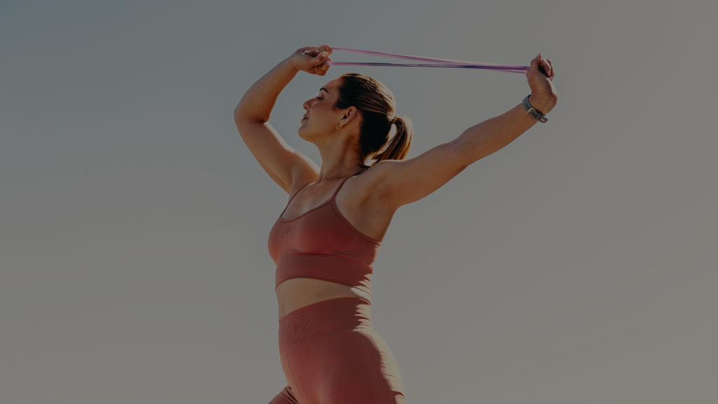 femme qui fait un exercice de pilate reconnu pour la détente et la relaxation