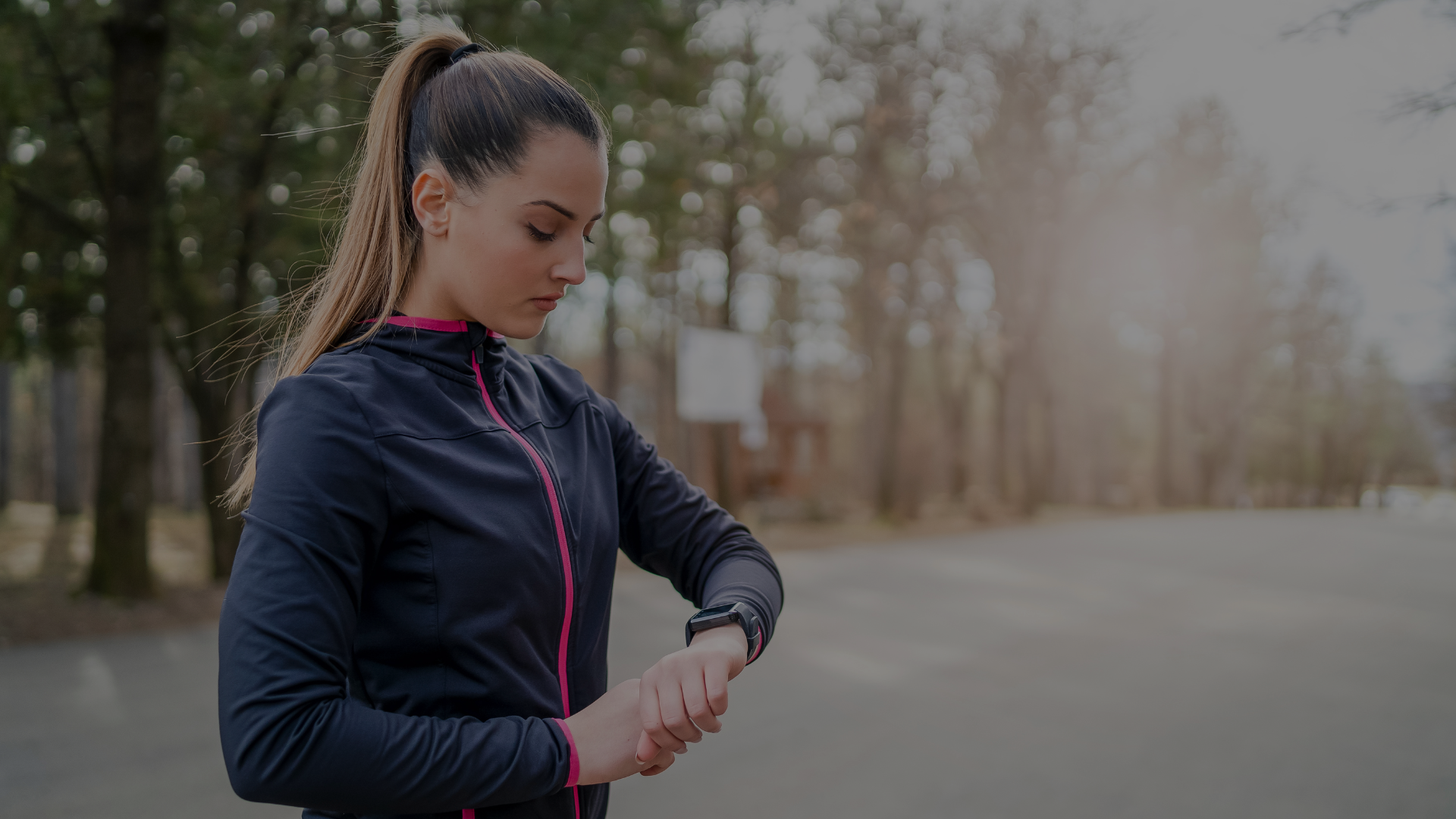 femme qui s'apprête à faire un jogging et qui regarde sa montre